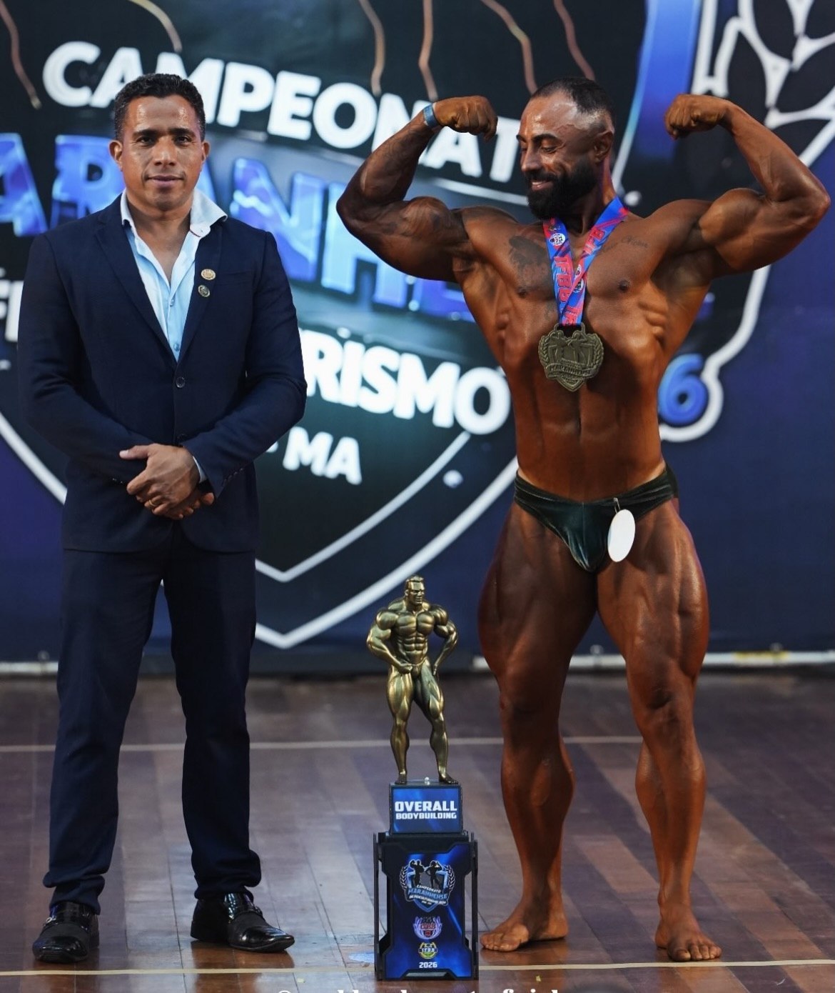 Renato Cutrim posando no palco